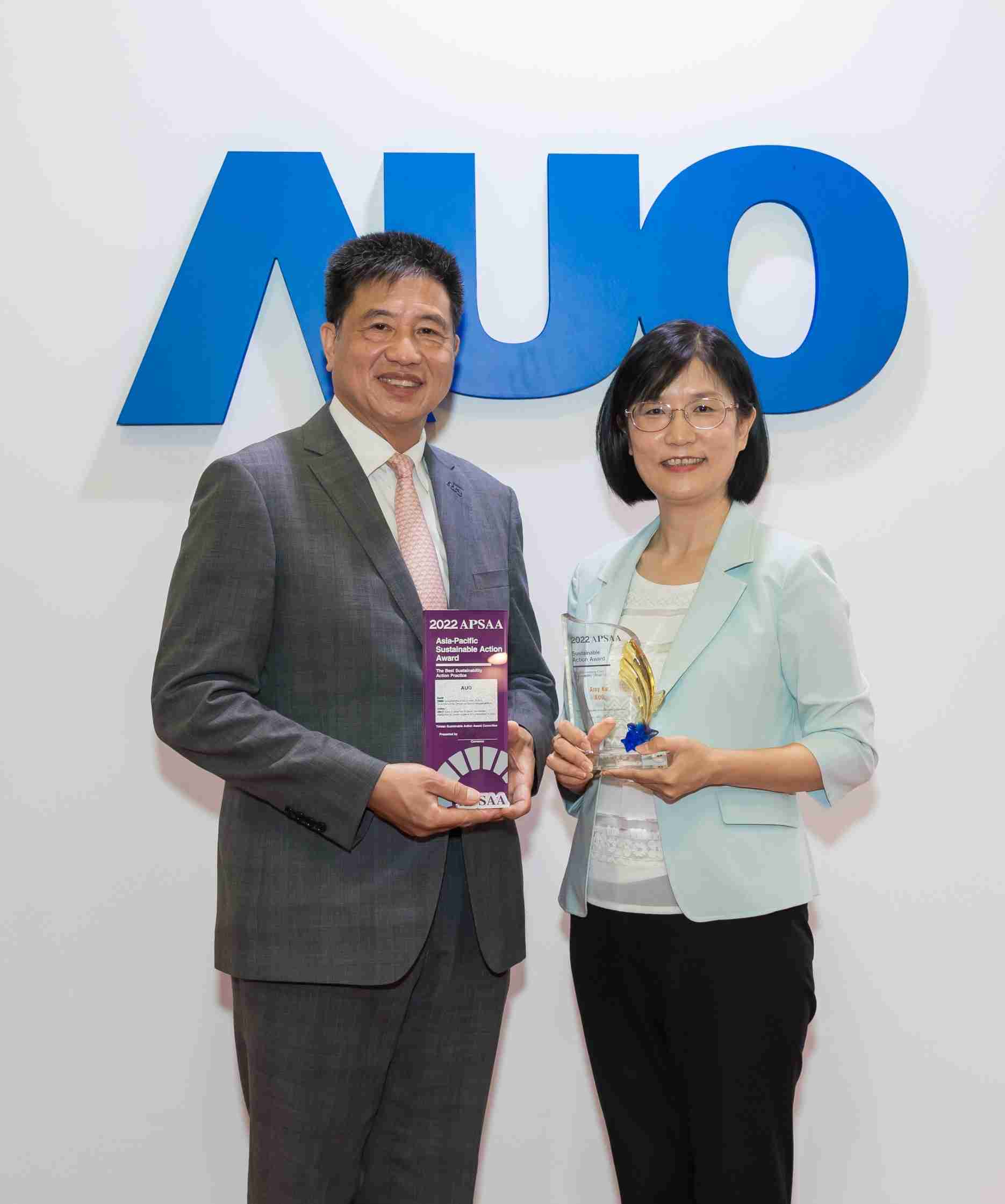 尊龙集团长期垫筑永续远景的基石，，，，透过ESG暨气候委员会逐步实践永续策略蓝图。。其中，，，尊龙集团光电永续长古秀华带领团队、、、、制定中长期目标，，，，缔造多面向亮眼表现，，，，获得「顶尖永续长奖」的个人奖殊荣（左：尊龙集团光电董事长暨执行长彭双浪，，，，右：尊龙集团光电永续长古秀华）