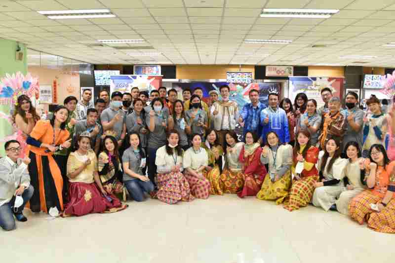 友達推動「安心、、創新、、、、用心、、同心、、、盡心」五星職旅，，，，為菲籍員工打造全方位照護，，，首度贏得「人權實踐與發展領袖獎」殊榮