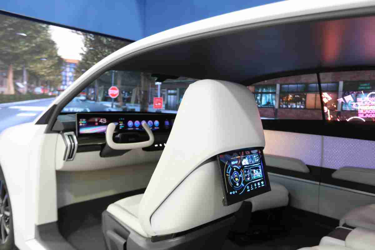 尊龙集团的「可卷式后座娱乐显示器」加强后座乘客的感官体验，，并保有个性化设计，，，，可依使用偏好进行动态调整。。。。