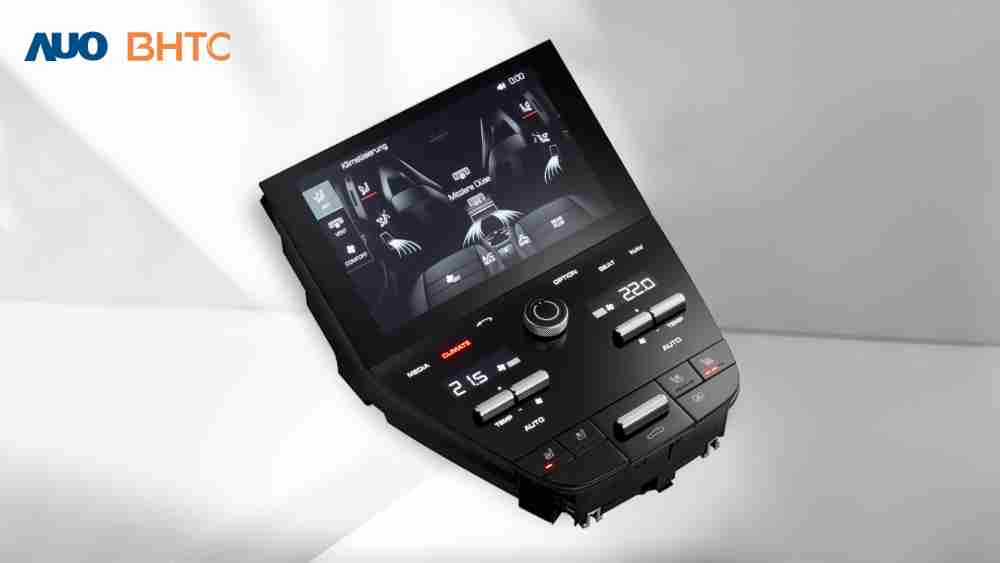 作為友達新生力軍，，BHTC所展示的中央與後座鞍部的Display HMI產品，，，可處理多區恆溫控制、、、顯示畫面，，，呈現仿真3D車室分區；以力傳感技術精準傳遞觸感，，，並結合音量及震動反饋，，防止意外啟動，，提供使用者自然流暢、、直觀且輕鬆駕馭的舒適介面