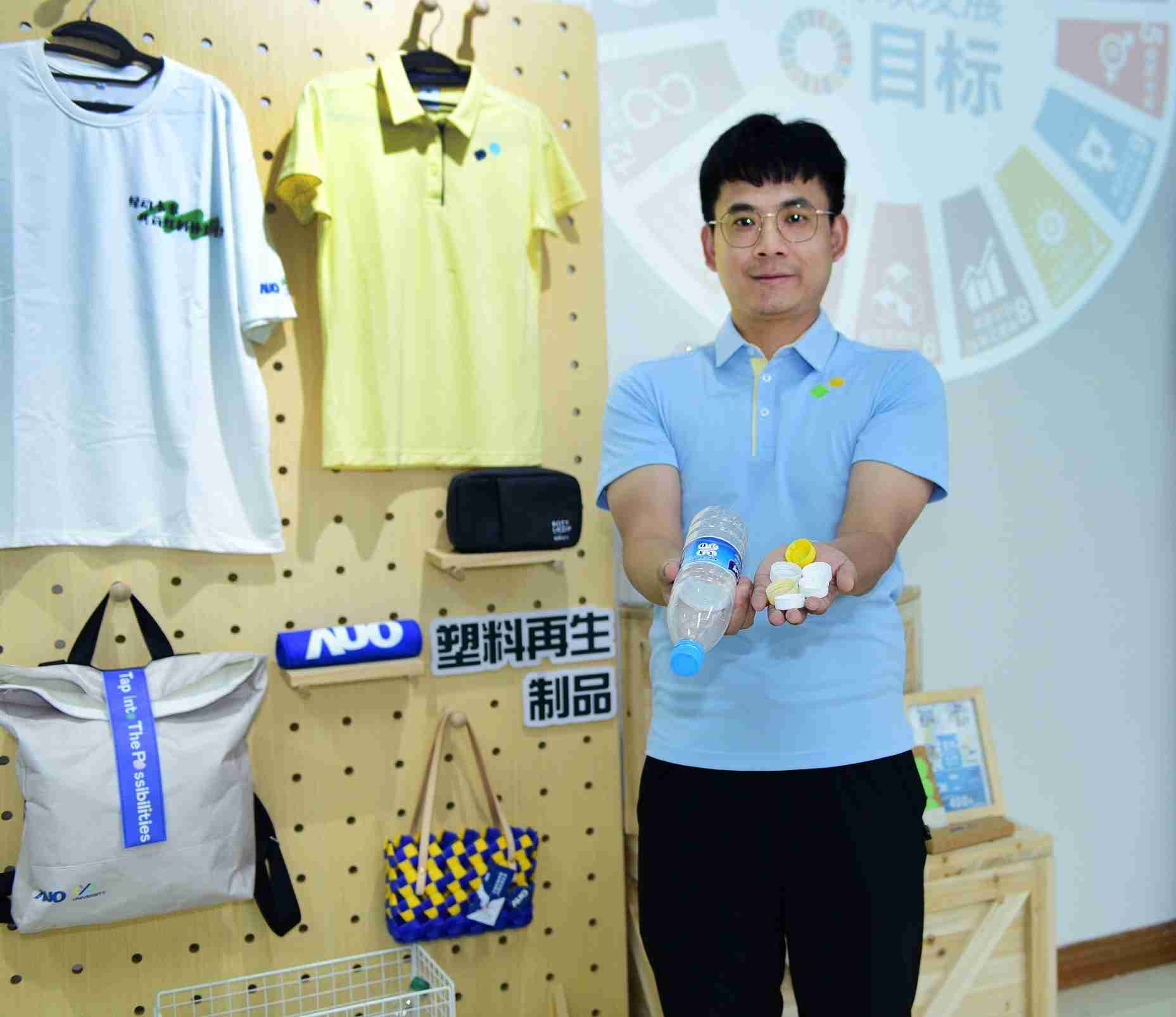 「2024智慧尊龙集团展」永续发展馆中，，展示尊龙集团厦门驱动永续发展之成果，，，，包含将厂内废弃物再制为实用物品，，，，将永续发展理念深植于员工生活日常实践