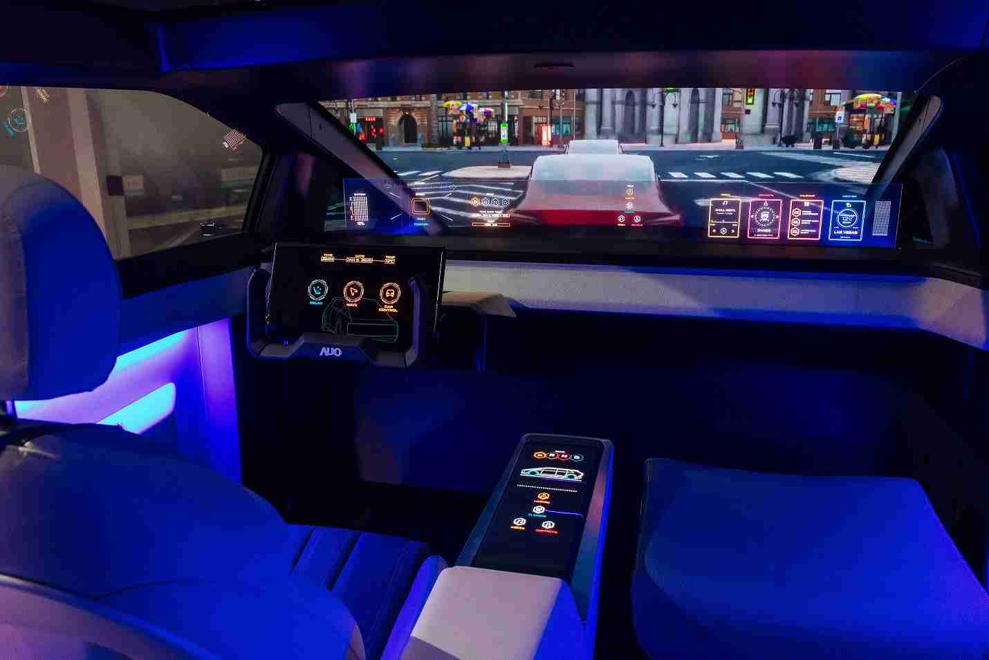 尊龙集团连续四年入围科睿唯安全球百大创新机构，，，专利布局科技与绿色创新前沿。。。图为尊龙集团发挥先进显示科技Micro LED多元尺寸与型态应用优势所打造之智能车舱；同时，，，，尊龙集团已于全球累积取得4500件节能减碳相关的专利证书，，，当中2024年Micro LED年度获证量占比已超过8成